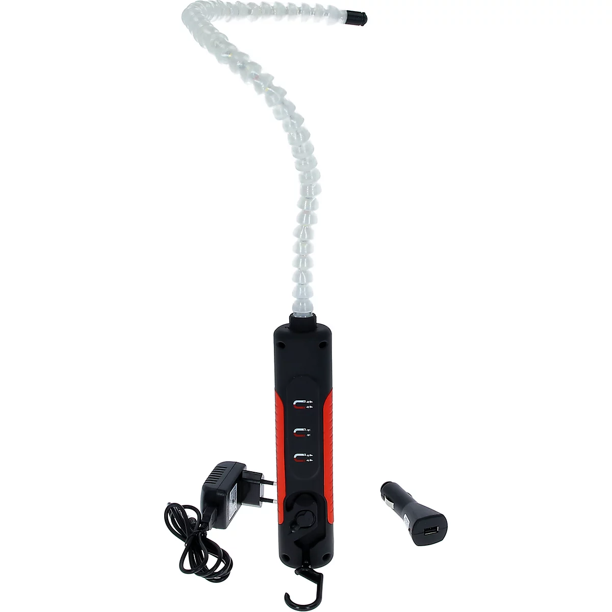 Flexibele LED-werklamp. Zwarte handgreep met rode zijkant, flexibele lichtnek. Oplader en sigarettenaanstekeradapter.